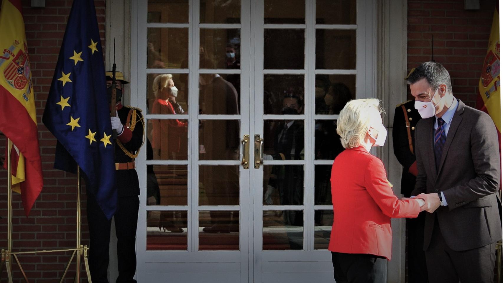 Ursula von der Leyen saluda efusiva a Pedro Sánchez en las escalinatas de Moncloa.