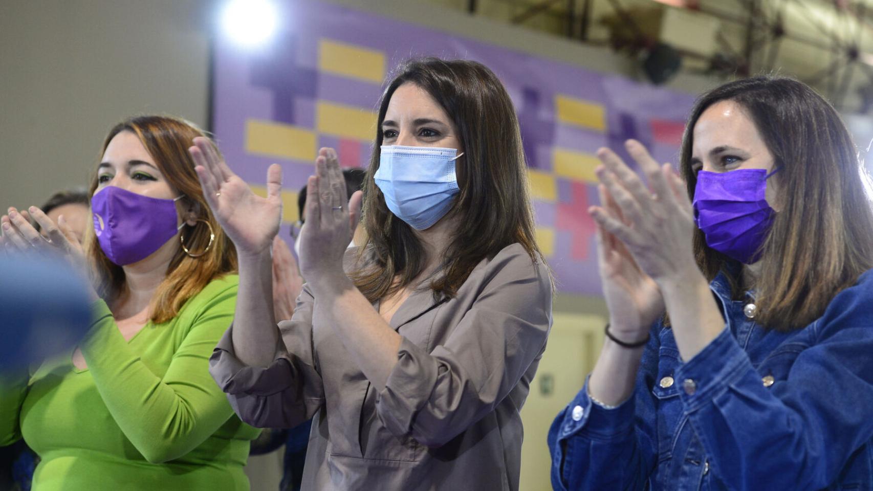 La ministra de Igualdad, Irene Montero, junto la ministra de Derechos Sociales, Ione Belarra,  en el acto 'Feminismo para cambiarlo todo'.