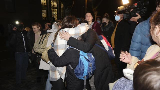 Catorce familias ucranianas llegan a Valencia en un operativo de emergencia.