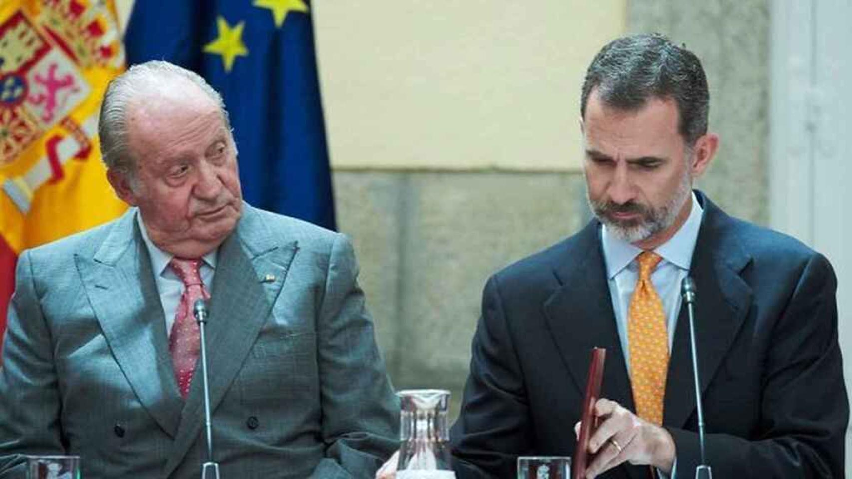 Juan Carlos I junto a su hijo, Felipe VI, en un acto oficial.