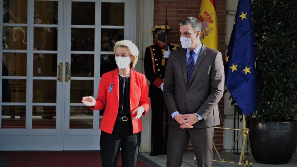 Pedro Sánchez recibe a Ursula von der Leyen, presidenta de la Comisión Europea, el pasado marzo en Moncloa.