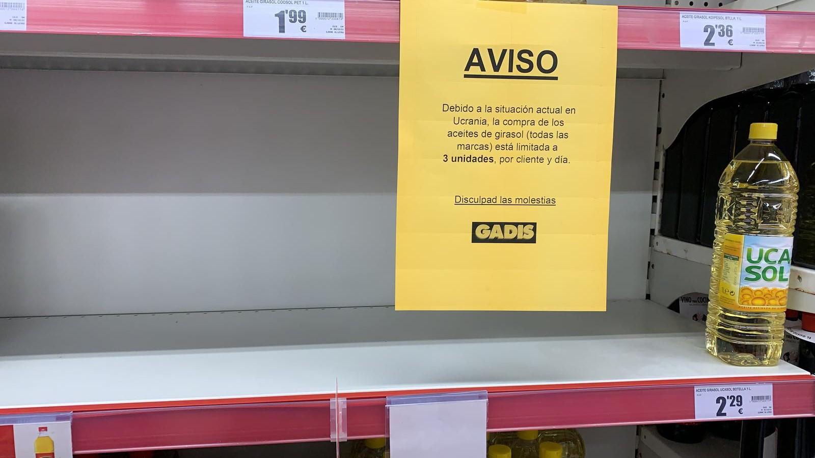 La estantería de un supermercado Gadis en Santiago.