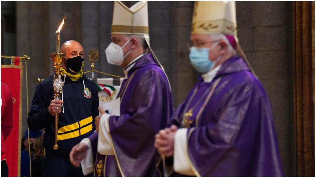 La antorcha Fiaccola Benedettina Pro Pace et Europa Una, a su llegada a la Catedral de Santiago.