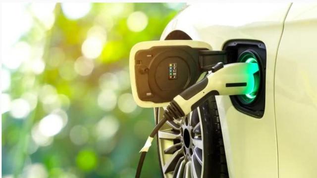 Un coche eléctrico se recarga en una electrolinera