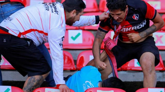 Aficionados de Querétaro y Atlas pelean en las gradas del estadio