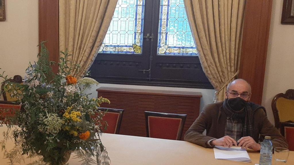 El portavoz del BNG, Francisco Jorquera, esperando en la Junta de Gobierno Local.