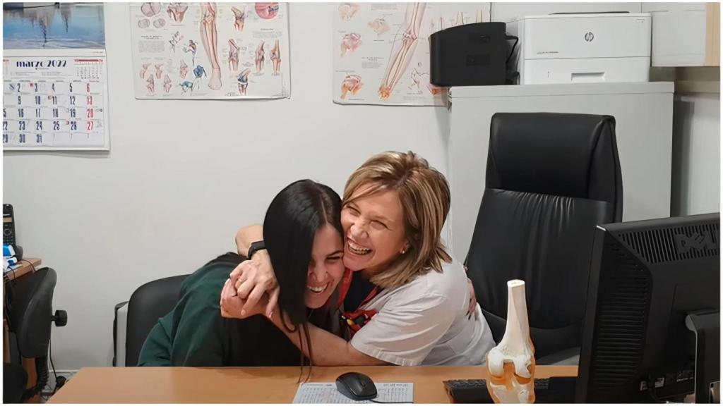 Madre e hija trabajan en el Hospital Ribera Juan Cardona.