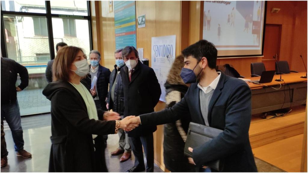 Saludo entre el edil de Urbanismo y la conselleira de Vivenda.