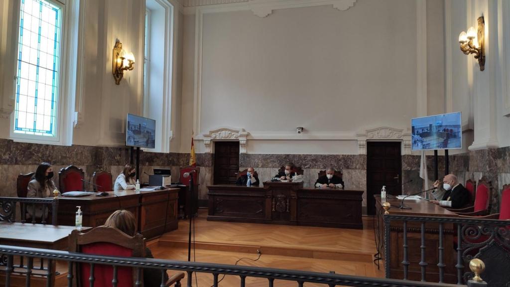 La Sala de lo Civil y Penal del Tribunal Superior de Xustiza de Galicia (TSXG) ha acogido este martes la vista de apelación contra la sentencia que absolvió a una acusada de matar a dos ancianos en Arzúa (A Coruña).