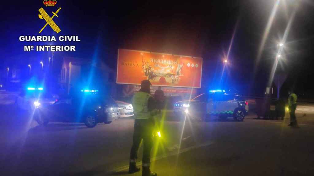 Control de la Guardia Civil en las inmediaciones de Baiona (Pontevedra), con motivo de la fiesta de la Arribada.