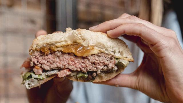 Una de las hamburguesas de Bendita Burger.