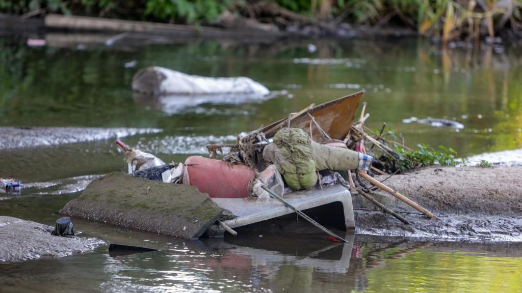 Basura y contaminación en el río Guadarrama en la localidad de Arroyomolinos.