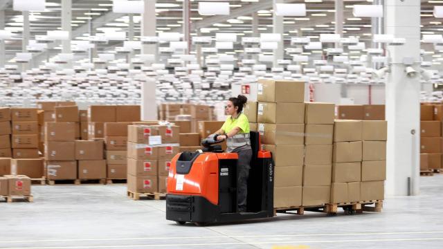 Una trabajadora en una planta logística de Toledo.