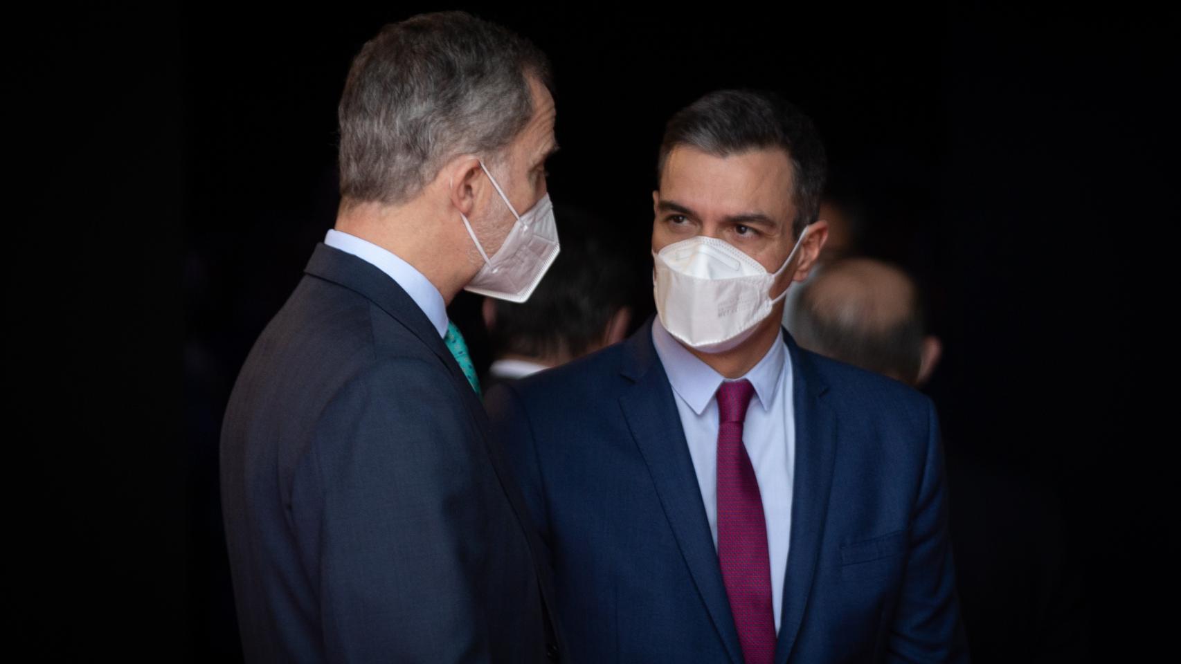 Felipe VI y Pedro Sánchez conversan en la inauguración del Mobile World Congress 2022, en Barcelona.
