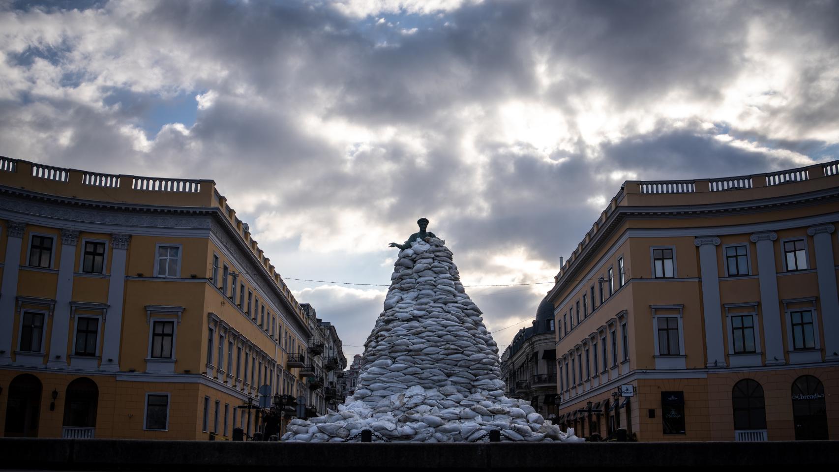 Mirando al mar sobre el puerto de Odesa, la estatua del Duque de Richelieu recibe a los visitantes de la ciudad. Ahora, ante el temor de la armada rusa, los odesios han protegido con sacos de arena a uno de sus fundadores.