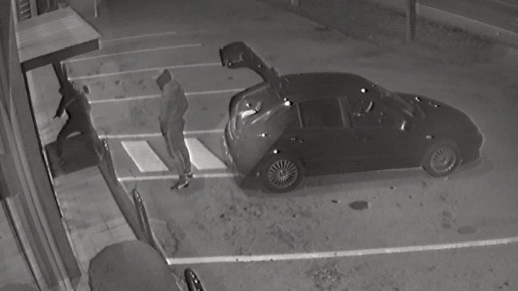 La Guardia Civil ha detenido a dos ciudadanos rumanos de una banda itinerante tras varios robos en la provincia de Lugo, en la imagen uno en Sarria.