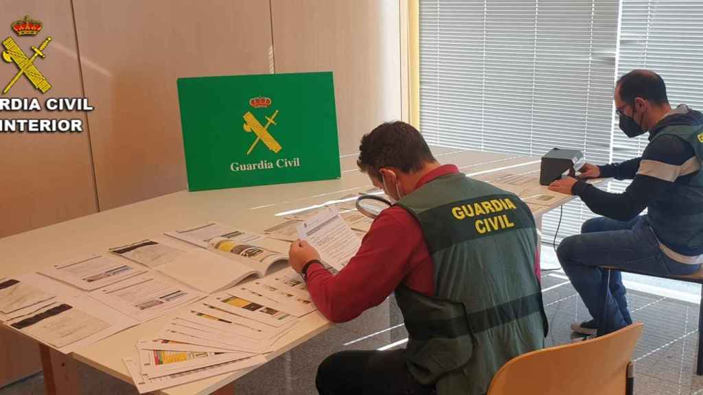 Investigadores de la Policía Judicial de la Guardia Civil de Tráfico.