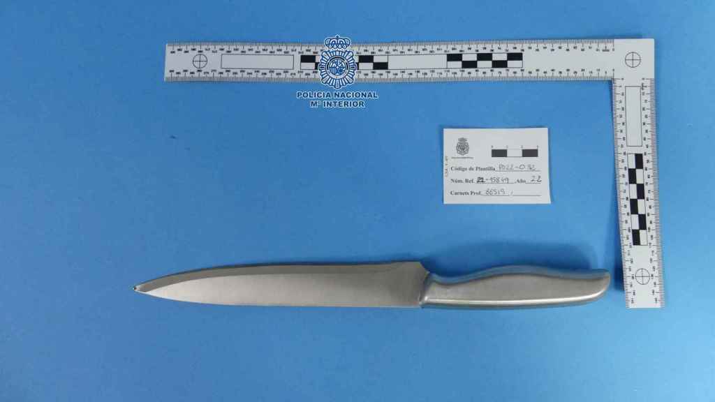 Cuchillo intervenido a un detenido por un robo con intimidación en un establecimiento de hostelería de Pontevedra.