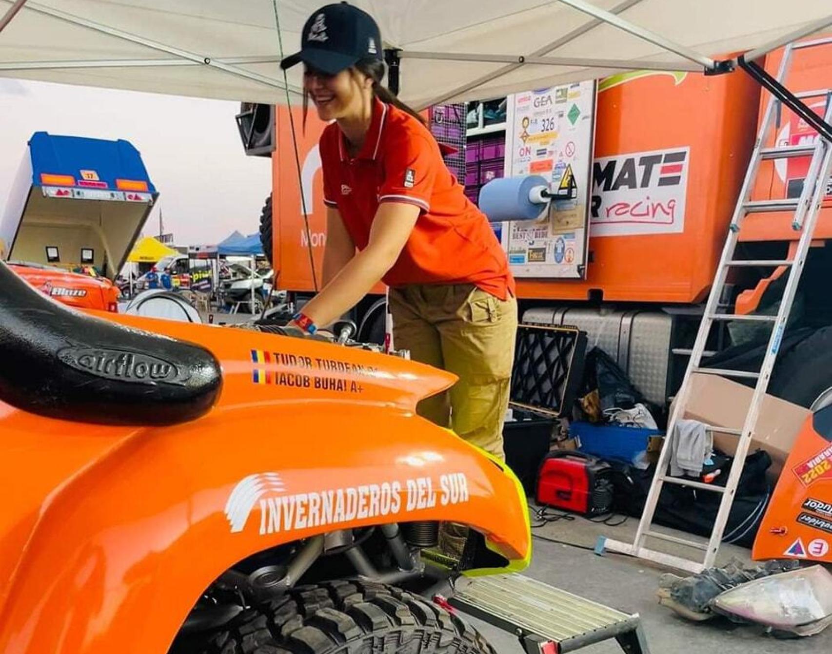 La comisaria técnica española Míriam Silva, verificando un coche en el Dakar 2022 en Arabia Saudí.
