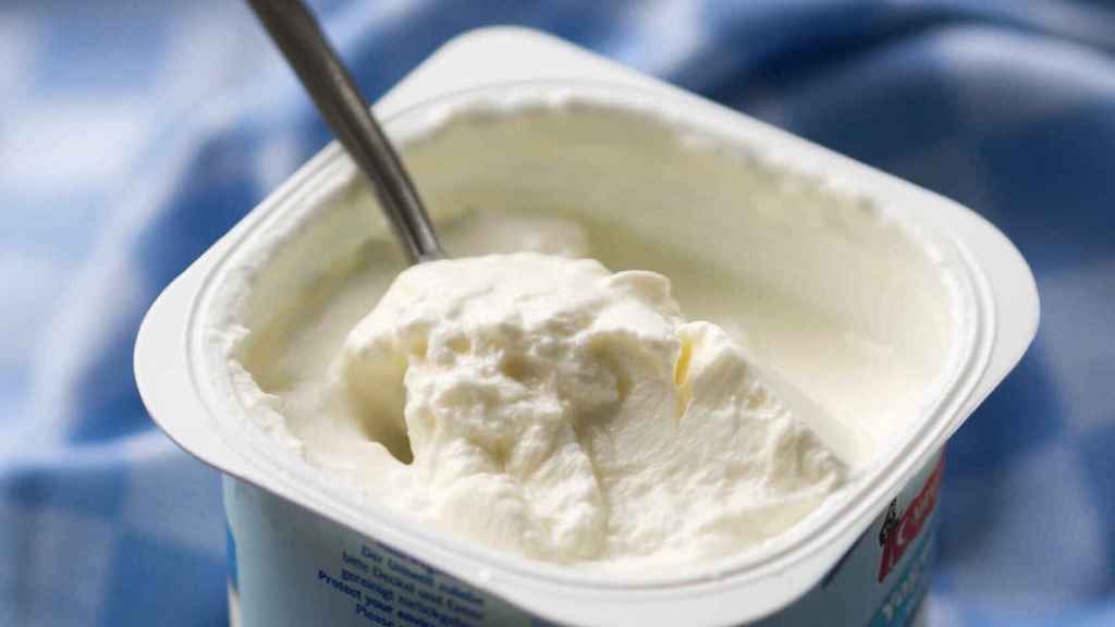 Un yogur blanco.
