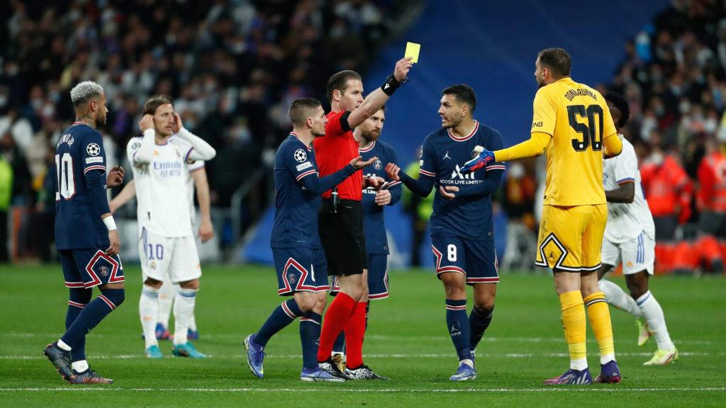 Donnarumma ve la tarjeta amarilla tras unas protestas ante el Real Madrid en el Santiago Bernabéu