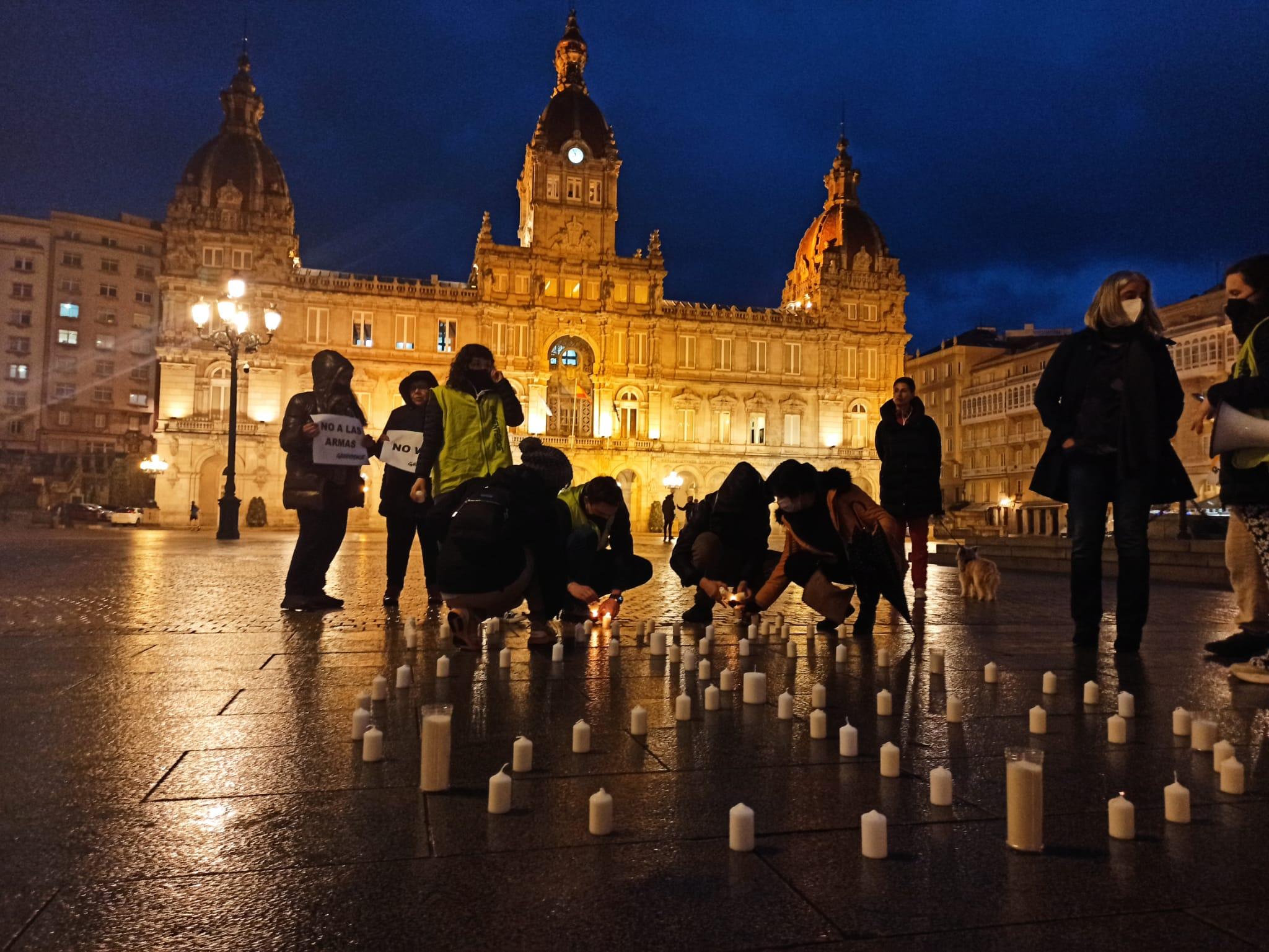 Los asistentes a la Vigilia por la Paz encienden las velas en María Pita.