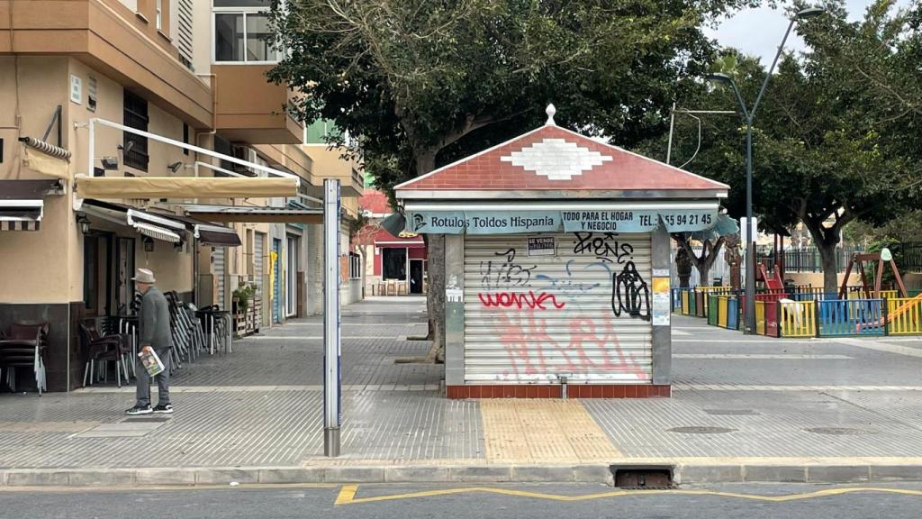 Uno de los muchos quioscos cerrados en Málaga.