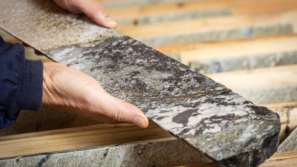 Imagen del wolframio en la mano de un operario.