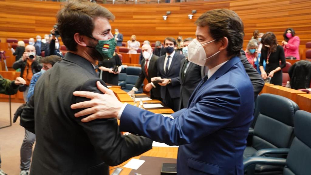 Mañueco y Gallardo durante un pleno en las Cortes de Castilla y León