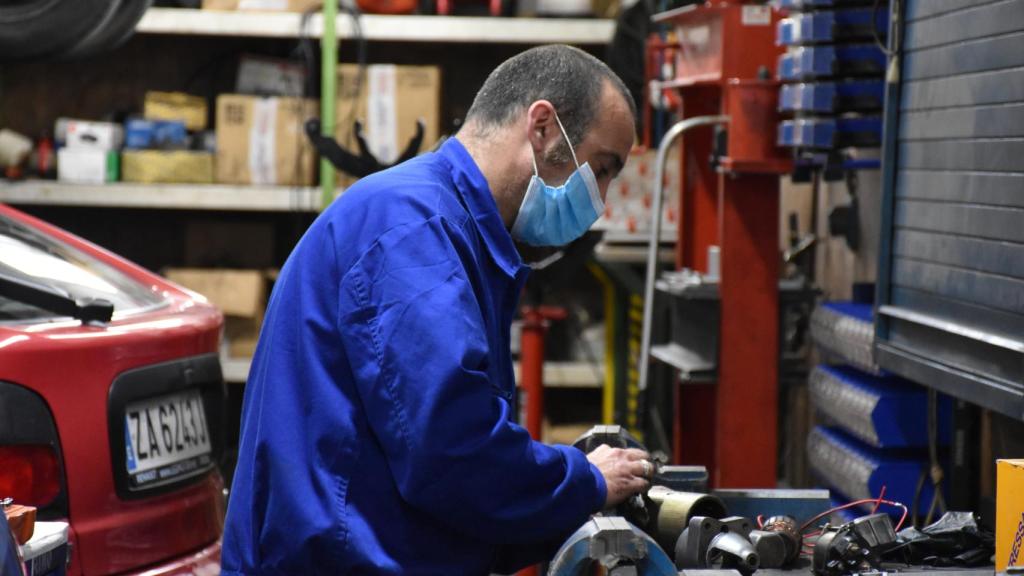 Centro de Formación Profesional Ocupacional del Ecyl de Zamora: mecánicos formándose en el taller de automoción