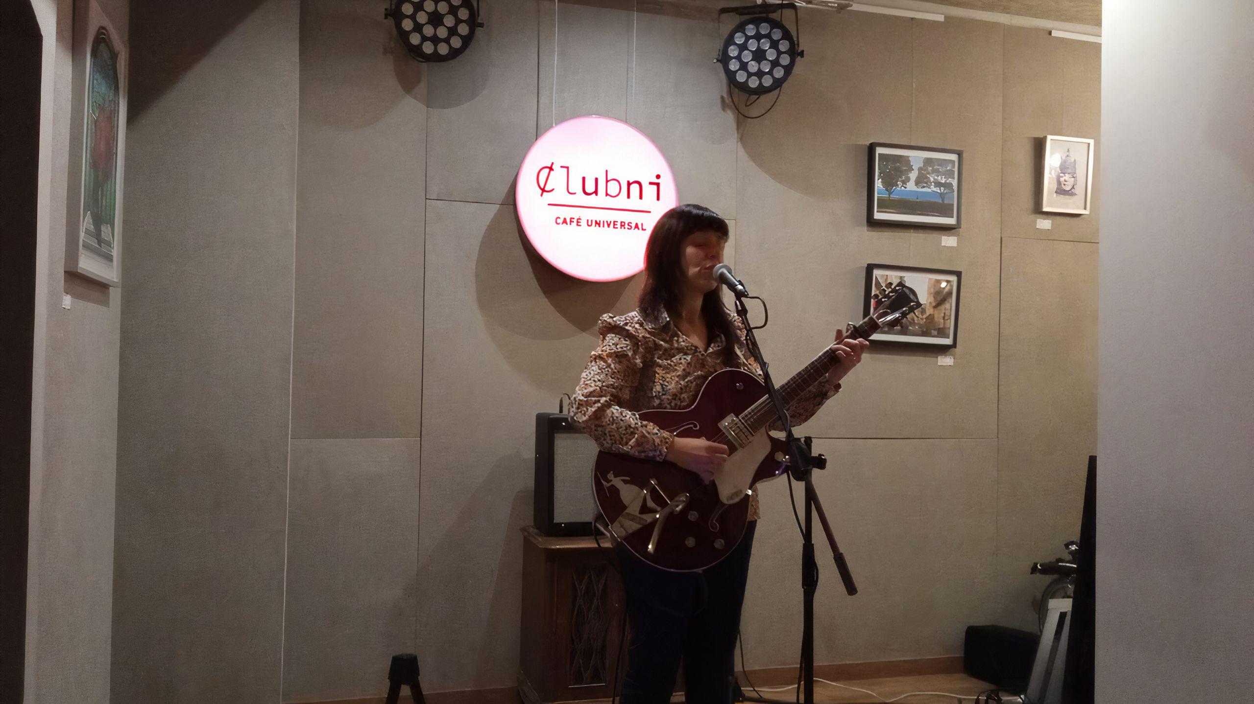 La coruñesa Astrogril haciendo unas pruebas antes del microconcierto (Foto: Quincemil)
