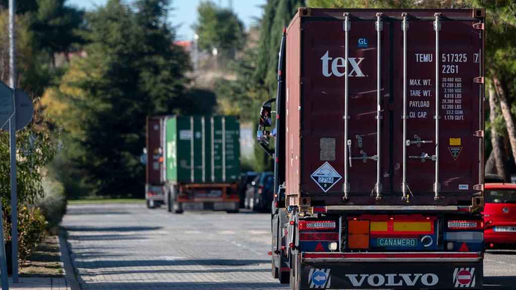 Varios camiones circulan por una carretera en una imagen de archivo