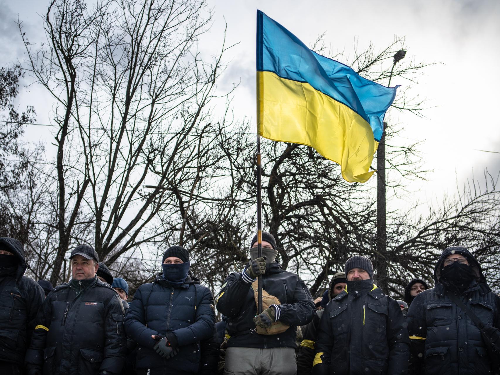 Bajo la nieve, a primera hora de la mañana, los voluntarios preparados para unirse a las filas del ejército de Ucrania.