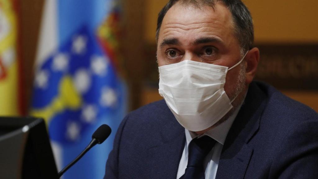 El conselleiro de Sanidade, Julio García Comesaña, en rueda de prensa.