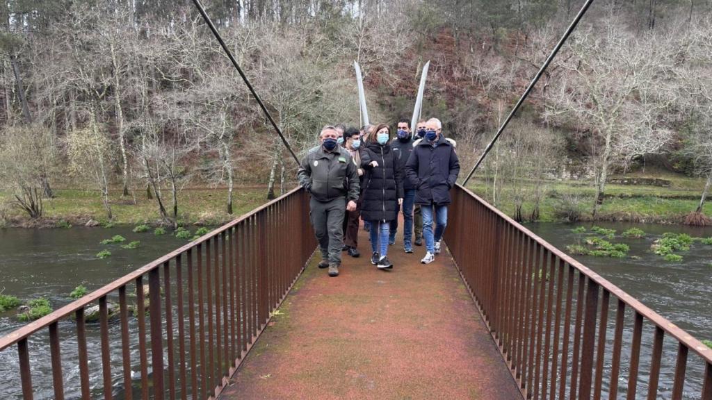 La conselleira de Medio Ambiente, Ángeles Vázquez, visita el río Ulla para anunciar el proyecto ‘Mil Ríos’.