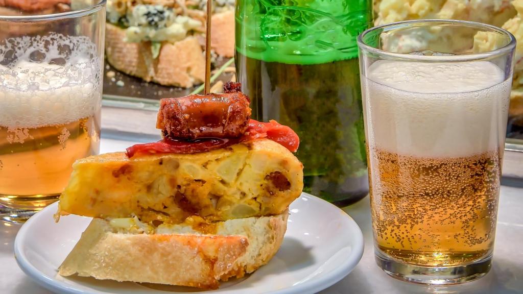 Unas tapas en un bar.