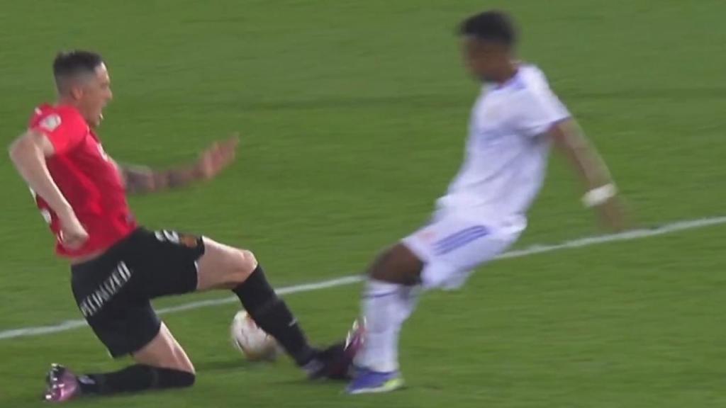 Entrada de Antonio Raíllo a Rodrygo Goes