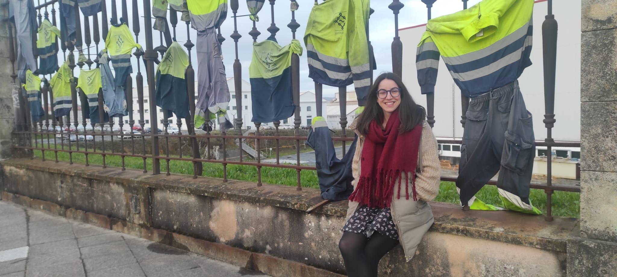 Sara posa ante las faenas colgadas en el astillero. Foto: Quincemil.
