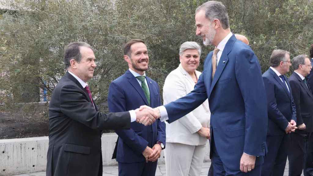 El rey Felipe VI saluda al alcalde de Vigo durante la Conferencia de Presidentes.