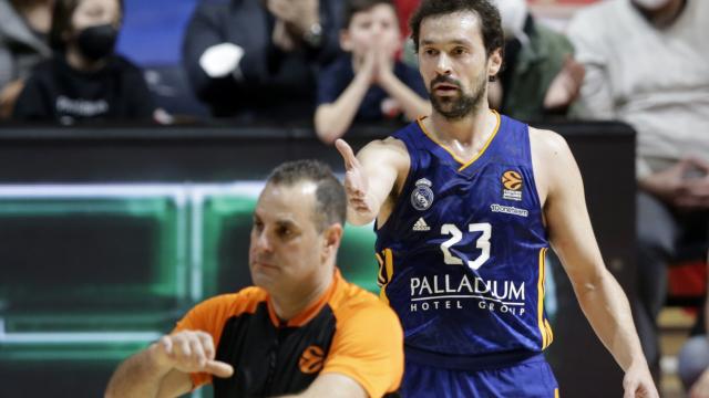 Sergio Llull protesta una decisión de los árbitros en el partido contra Estrella Roja