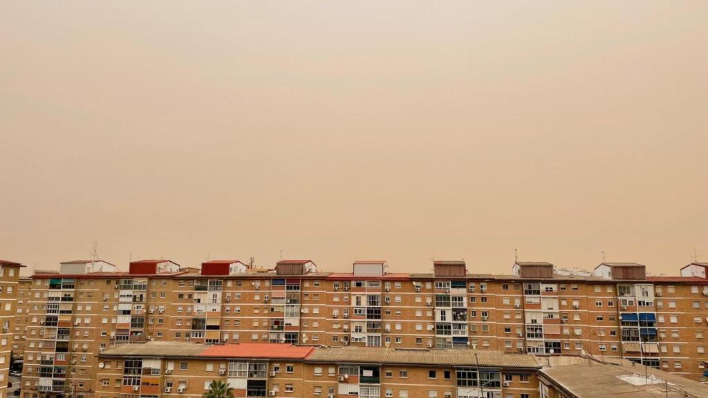 Cielo de Málaga, en un día de calima.