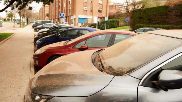 Los vehículos han amanecido hoy con una nube de polvo sahariano.