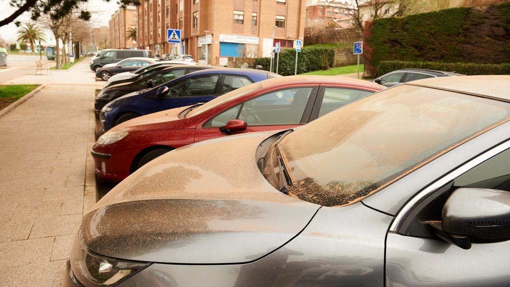 Vehículos con polvo sahariano.