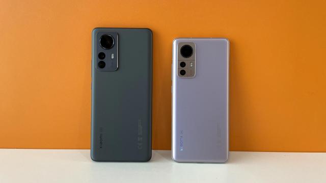 Los nuevos Xiaomi 12 Pro (izquierda) y el Xiaomi 12 (derecha).