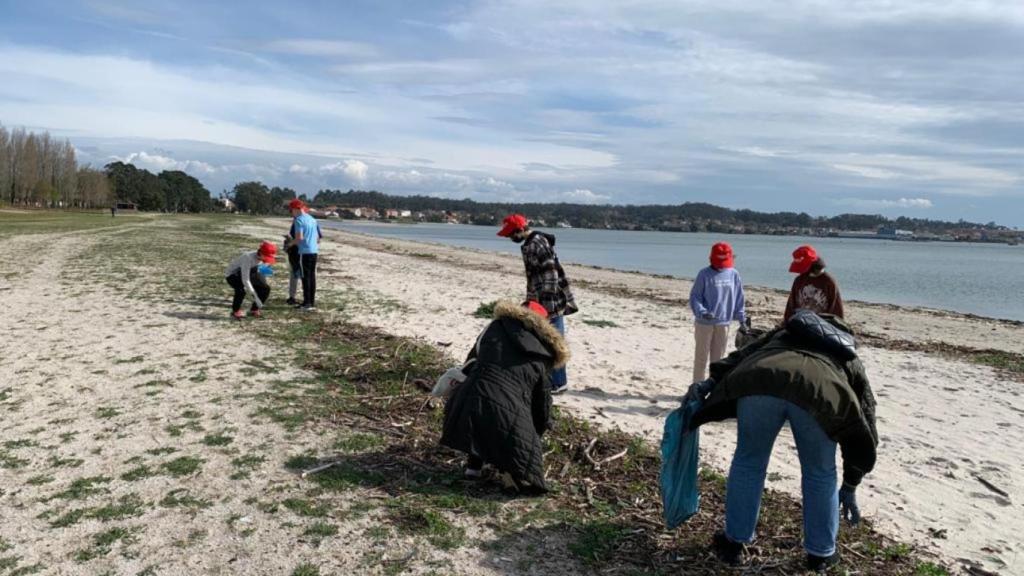 Alumnado del IES A Cachada durante la recogida.