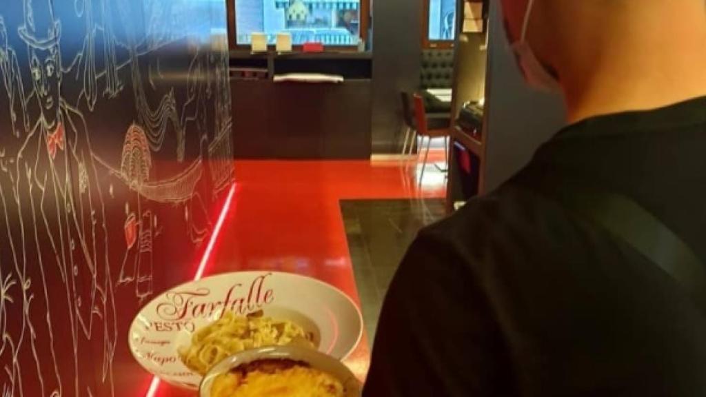 Un camarero sirve la cena en el restaurante vallisoletano