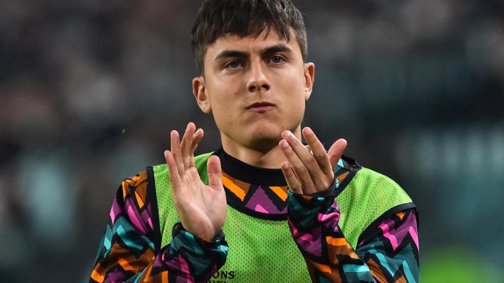 Paulo Dybala, suplente, aplaude a la afición de la Juventus al salir a calentar