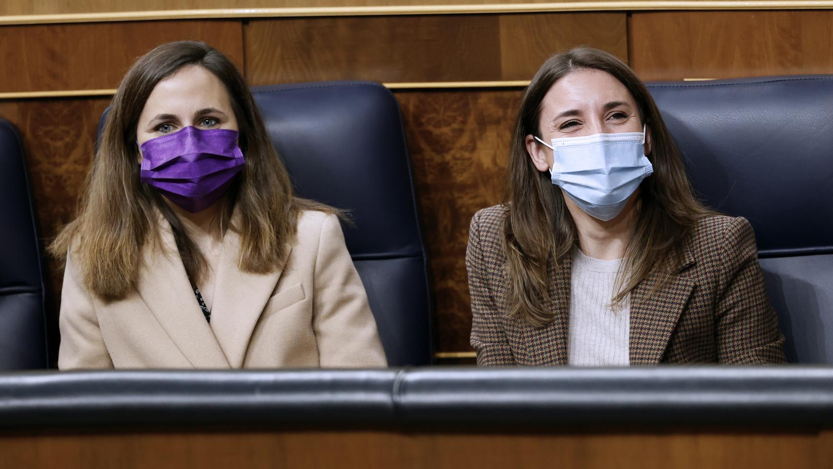 La ministra de Derechos Sociales y Agenda 2030, Ione Belarra (i), y la ministra de Igualdad, Irene Montero, este miércoles en el Congreso.