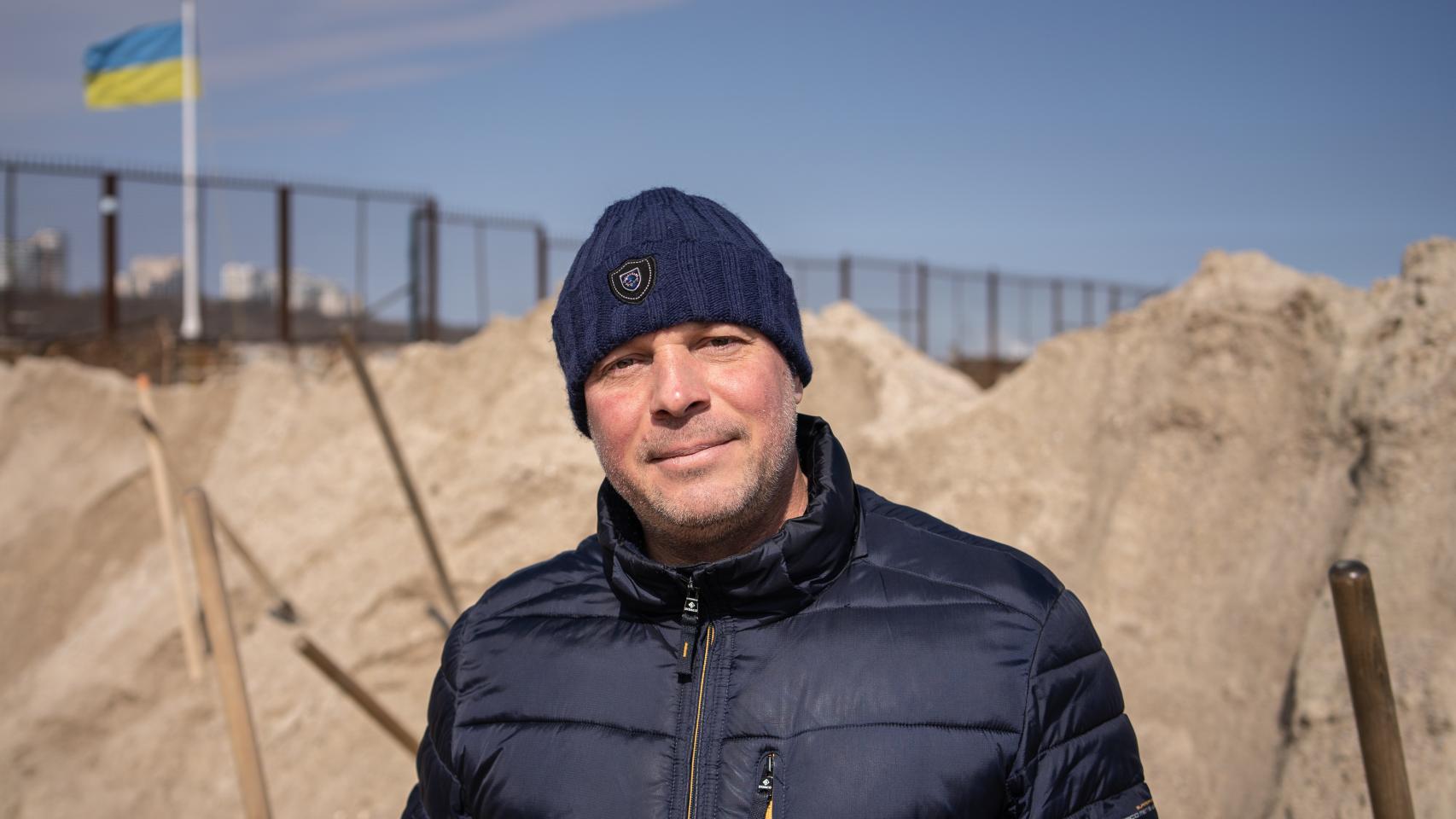 Dennis descansa rodeado de palas, cerca de un club náutico que alguna vez le vio zarpar. / F.T.