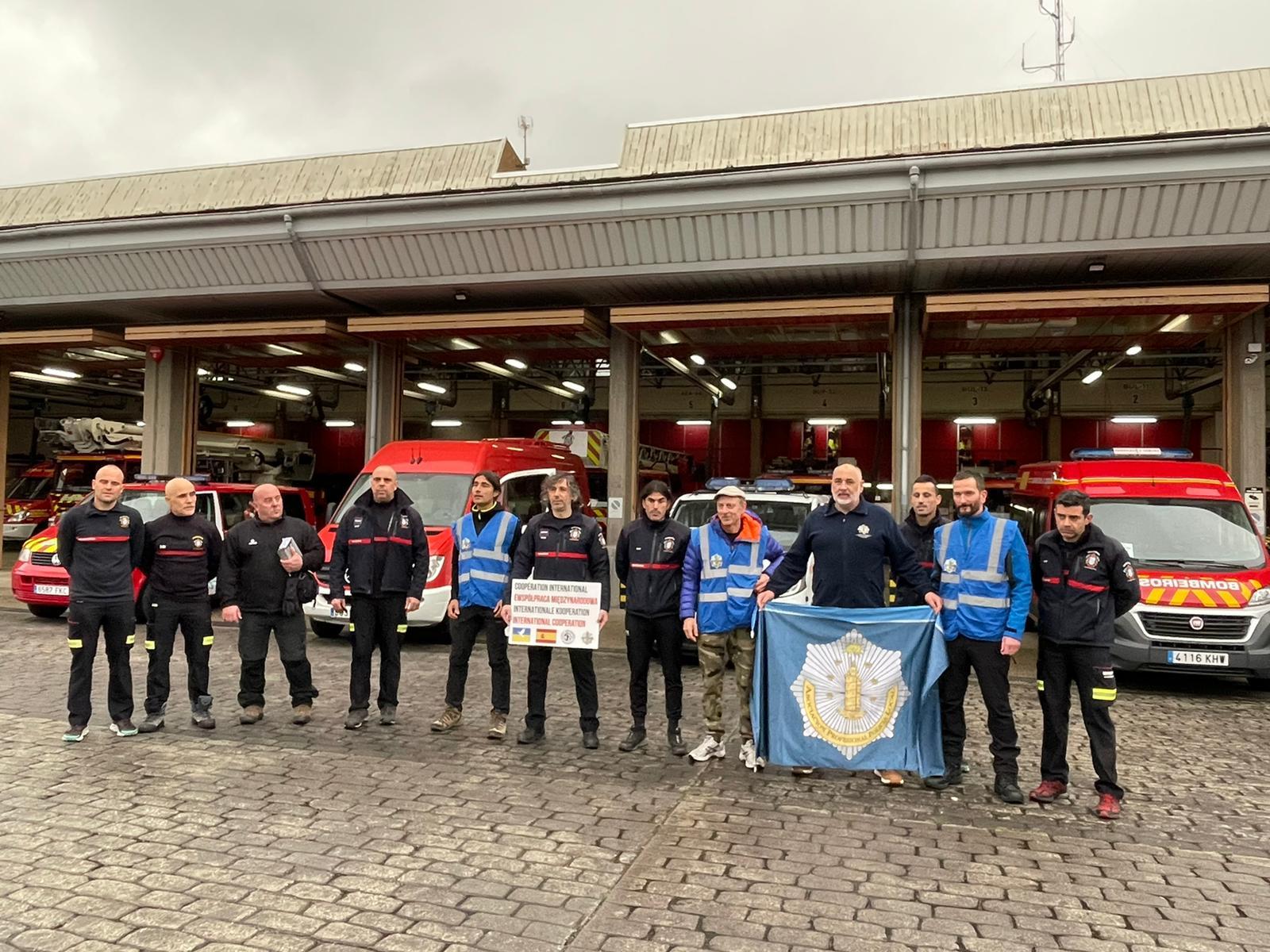 Los miembros del grupo que parten hoy de A Coruña hacia Ucrania (Cedida).